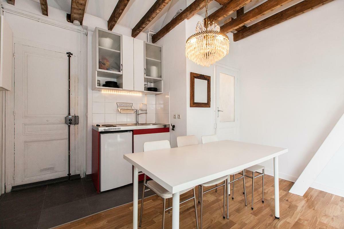 Charming 30m² Border Of Montmartre Parijs